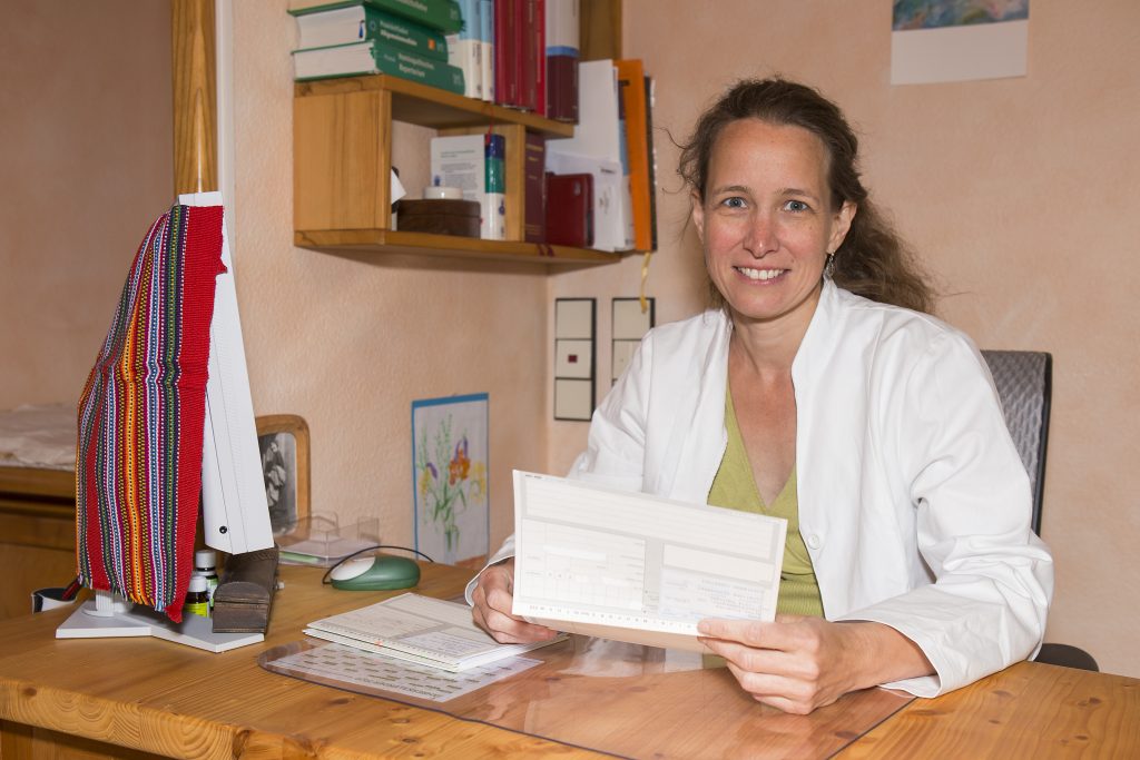 Dr. med. Kerstin van den Dool sitzt in der Praxis 
